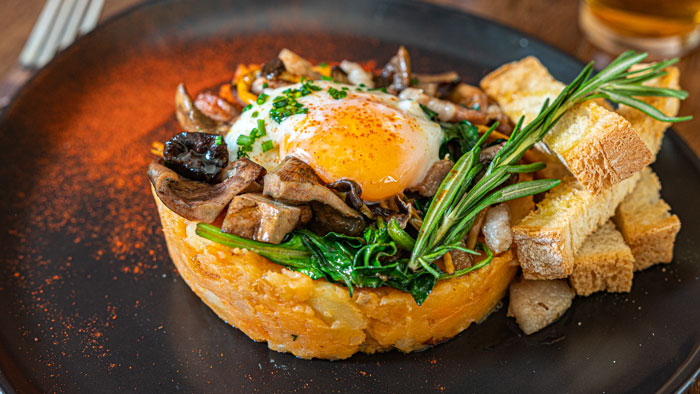 Trinxat de patata y boniato, cansalada eco, huevo perfecto y setas de temporada